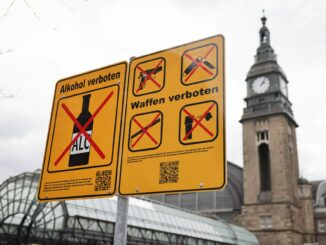 Wegen Verstößen gegen das Alkoholverbot am Hauptbahnhof hat die Hamburger Polizei 75 Verfahren eingeleitet. (Archivbild)