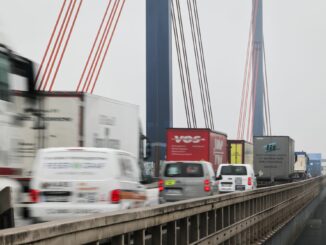 Wegen Bauarbeiten an der Norderelbbrücke wird die Autobahn A1 nach Angaben der Autobahn GmbH von Freitagabend bis Montagmorgen zwischen dem Autobahndreieck Norderelbe und der Anschlussstelle Hamburg-Billstedt in Richtung Norden gesperrt. (Archivbild)