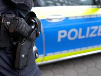Die Polizei sucht im Hamburger Westen nach einem Mann, der Drohungen verschickt haben soll. (Symbolbild)