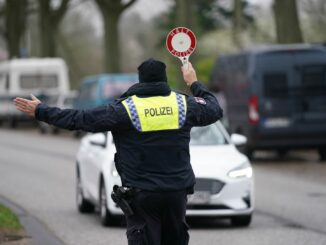 Der Fahrer soll den Angaben zufolge die Anhaltezeichen der Polizei missachtet haben und mit dem Auto davongefahren sein. (Symbolbild)