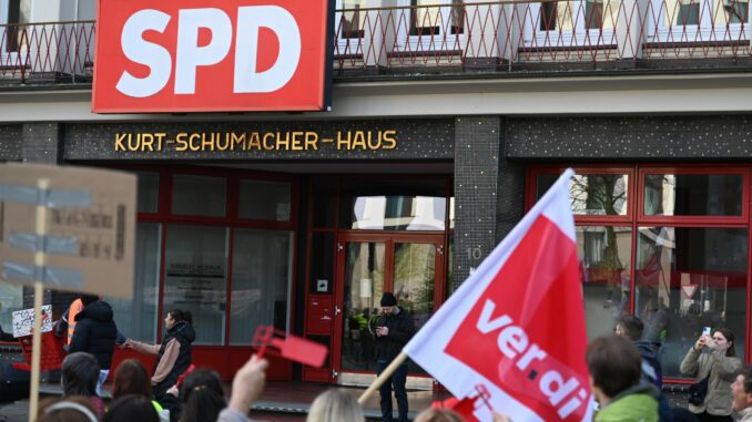 Verdi Hamburg demonstriert vor SPD-Zentrale Die Gewerkschaft Verdi will eine tarifliche Altersteilzeit-Regelung für die Beschäftigten der Stadt Hamburg. (Archivbild)