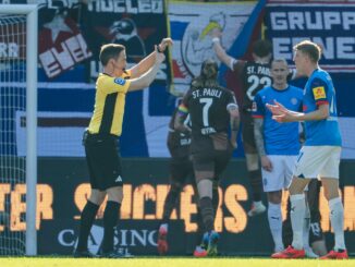 2:1 für St. Pauli nach Torlinientechnik: Schiedsrichter Benjamin Brand (l) zeigt auf seine Uhr