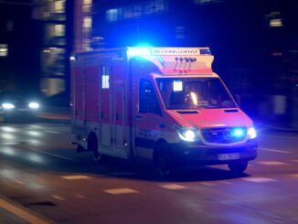 Nach einem Unfall in Kreis Herzogtum Lauenburg schweben zwei Menschen in Lebensgefahr. (Symbolbild)
