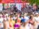 ausende Läufer starten vor den Messehallen in Hamburg zum Marathonlauf.