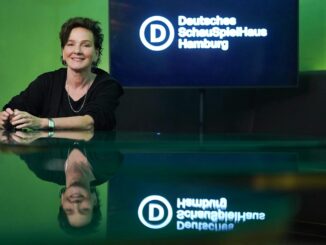 Intendantin Karin Beier stellte die neue Saison 2025/26 zusammen mit ihrem Team vor. (Archivbild)