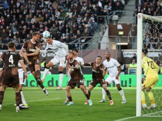 Erzielte mit seinem 18. Saisontor die Führung: Leverkusens Patrik Schick (3.v.l.).