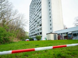 Die Polizei hat weitere Verdächtige im Zusammenhang mit dem tödlichen Sturz eines 15-Jährigen festgenommen.
