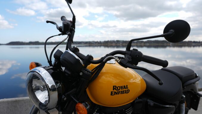 Motorrad Ein Motorrad der Marke Royal Enfield steht am Ufer der Schlei in Schleswig-Holstein. (Archivbild)