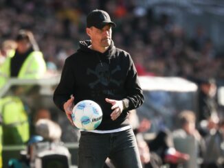 Trainer Alexander Blessin und der FC St. Pauli erwarten Bayer Leverkusen.