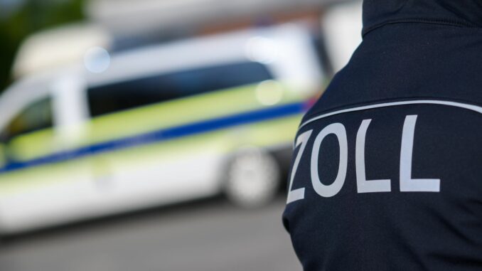 Zoll (Symbolbild) Der Zoll fand bei Durchsuchungen illegale E-Zigaretten, Schreckschusswaffen und eine große Summe Bargeld. (Symbolbild)
