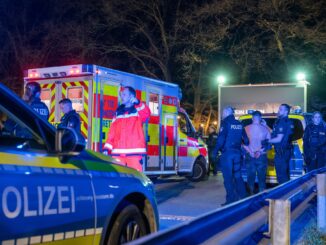 Nach einer erneuten Suche am Tatort wertet die Polizei nun weitere Spuren aus. (Archivbild)
