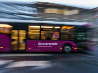 Während den Baumaßnahmen auf der Riedbahn zwischen Frankfurt und Mannheim setzte die Bahn rund 150 Ersatzbusse ein. (Archivbild)