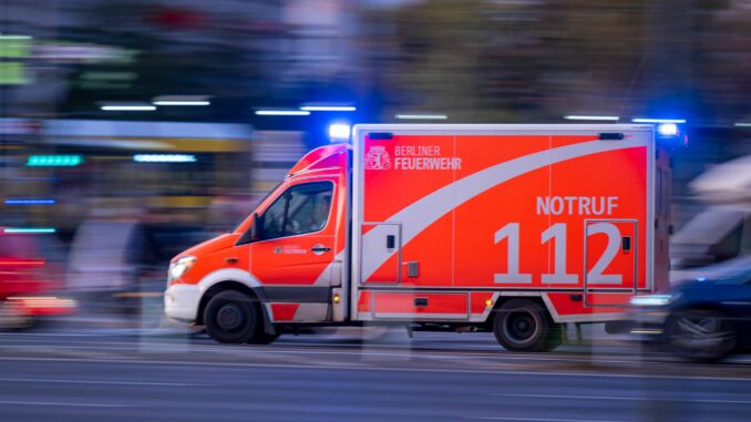 Rettungswagen fährt mit Blaulicht zum Einsatz Ein Elfjähriger ist nach einem Unfall in Hamburg-Neugraben ins Krankenhaus gebracht worden. (Symbolbild)