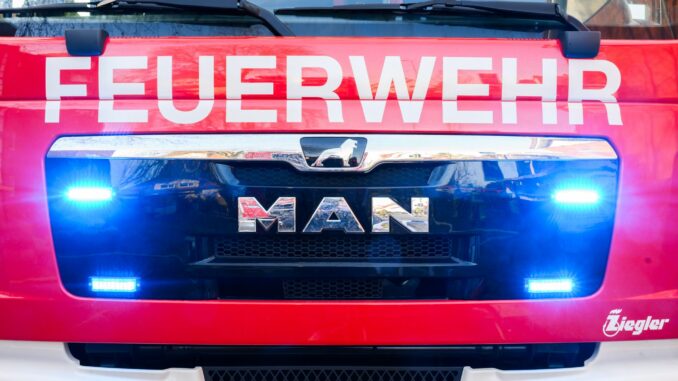 Feuerwehr Trotz seiner Verletzungen konnte sich der 43-Jährige aus dem brennenden Haus ins Freie retten. (Symbolbild)
