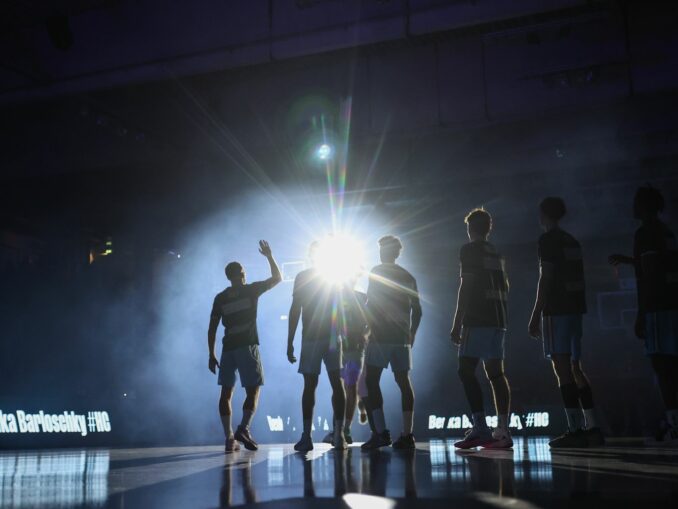 Hamburgs Spieler kommen vor Spielbeginn in die Halle.