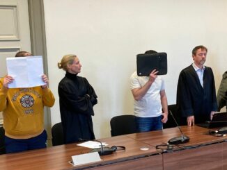 Die beiden Angeklagten werden zu mehrjährigen Haftstrafen wegen Beihilfe zum Drogenschmuggel verurteilt.