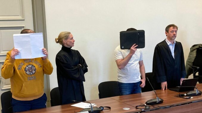 Prozess um Schmuggel von zwei Tonnen Kokain Die beiden Angeklagten werden zu mehrjährigen Haftstrafen wegen Beihilfe zum Drogenschmuggel verurteilt.