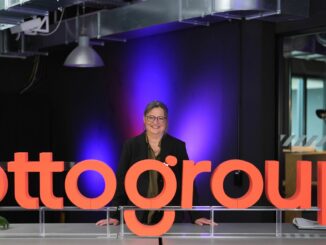 Petra Scharner-Wolff, die neue Vorstandsvorsitzende der Otto Group, steht hinter einem «Otto»-Schriftzug.