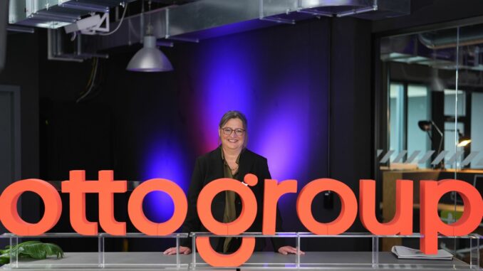 Bilanzpressekonferenz Otto Group Petra Scharner-Wolff, die neue Vorstandsvorsitzende der Otto Group, steht hinter einem «Otto»-Schriftzug.