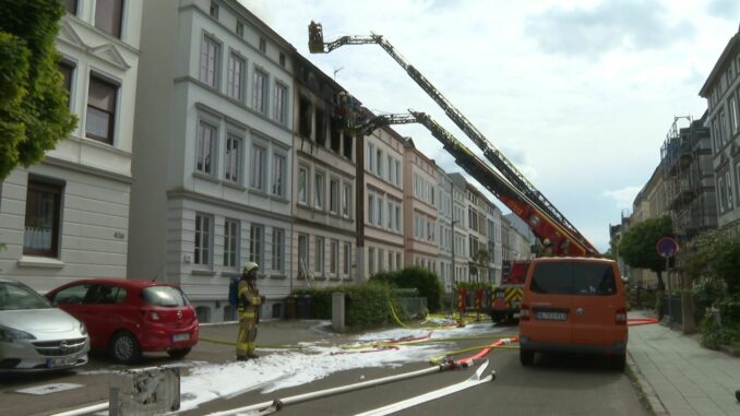 Brand in Mehrfamilienhaus in Lübeck Dramatische Szenen haben sich vor und in diesem Haus abgespielt: Eine Frau sprang in die Tiefe, ein Mensch starb in den Flammen.