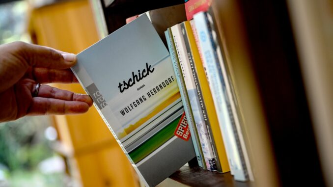 Roman "Tschick" Die Stadt Norderstedt, in der Herrndorf aufwuchs, würdigt den 2013 gestorbenen Autor zu dessen 60. Geburtstag mit einer Veranstaltungsreihe. (Symbolbild)