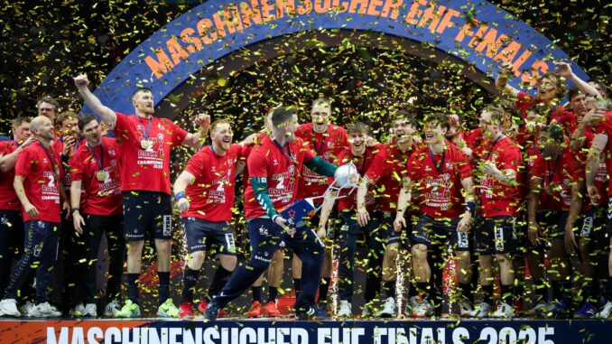 Montpellier HB - SG Flensburg-Handewitt Flensburgs Spieler feiern die Titelverteidigung.