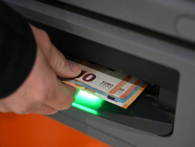 Ein Geldautomat ist in Hamburg-Bramfeld aufgesprengt worden (Symbolbild).