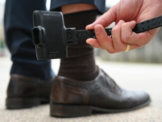 Ein aus der Haft in Hamburg entlassener Vergewaltiger muss eine Fußfessel tragen. (Symbolbild)