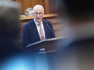 Bürgermeister Peter Tschentscher dankt den Helfern. (Archivbild)