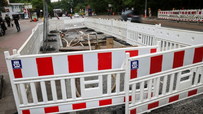 Bauarbeiten an der Elbgaustraße Während der Bauarbeiten können Autos die Elbgaustraße nur in einer Richtung befahren, Busse werden umgeleitet.