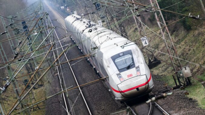 Ein ICE der Deutschen Bahn Auf der Bahnstrecke Hamburg - Berlin kommt es zu Einschränkungen. (Symbolbild)