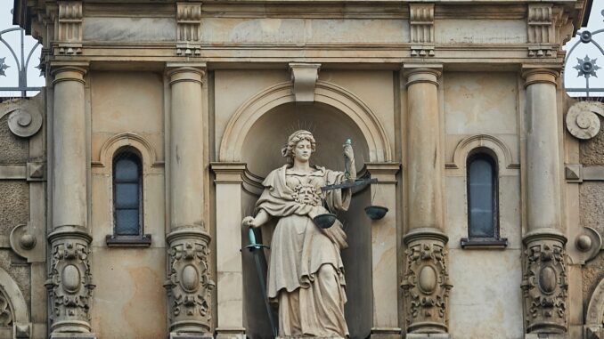 Hamburger Strafjustizgebäude Eine Krankenschwester, die einem todkranken Patienten in Hamburg bestohlen hat, ist nun rechtskräftig verurteilt. (Symbolbild)