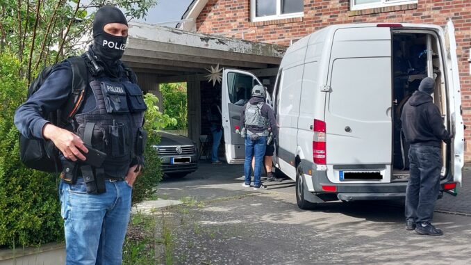 Razzia wegen Schleuserkriminalität in mehreren Bundesländern Die Behörden gehen gegen eine Gruppe vor, die Chinesen zur Einreise nach Deutschland verholfen haben soll.