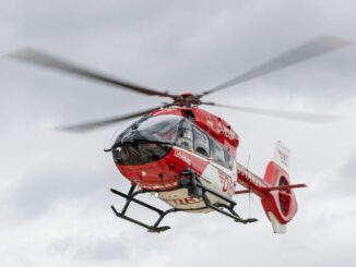 Die 55-Jährige wurde mit einem Rettungshubschrauber in ein nahezulegendes Krankenhaus gebracht. (Symbolbild)
