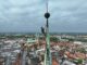 Ein Industriekletterer sichert Teile der kaputten Kupferverkleidung am Turm der Lübecker Jakobikirche.