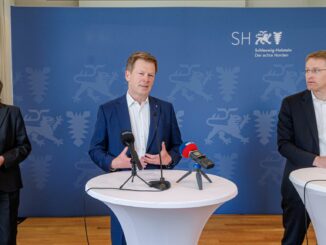 Bahnchef Richard Lutz (Mitte) hat mit Ministerpräsident Daniel Günther (CDU) auch über das Bahnwerk Neumünster gesprochen.