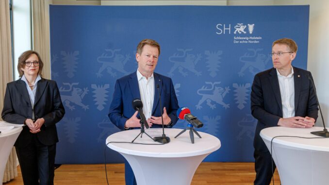 Deutsche Bahn AG und Land schließen Kooperationsvereinbarung Bahnchef Richard Lutz (Mitte) hat mit Ministerpräsident Daniel Günther (CDU) auch über das Bahnwerk Neumünster gesprochen.