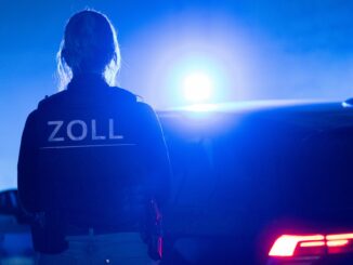 Im Kofferraum des Fahrzeuges lagen nach Angaben des Zolls zwei Koffer und zahlreiche Kleidungsstücke. (Symbolbild)