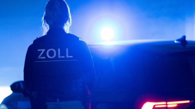 Zoll Im Kofferraum des Fahrzeuges lagen nach Angaben des Zolls zwei Koffer und zahlreiche Kleidungsstücke. (Symbolbild)
