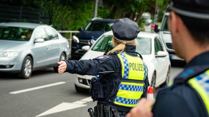 Polizei regelt Verkehr am Volksparkstadion Der Hafengeburtstag und das HSV-Heimspiel bescheren der Hamburger Polizei am Wochenende viel Arbeit. (Symbolbild)