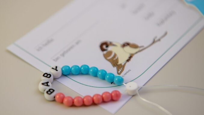 Armband für ein Neugeborenes Emilia und Mohammed waren in Hamburg die beliebtesten Vornamen 2024. (Symbolbild)