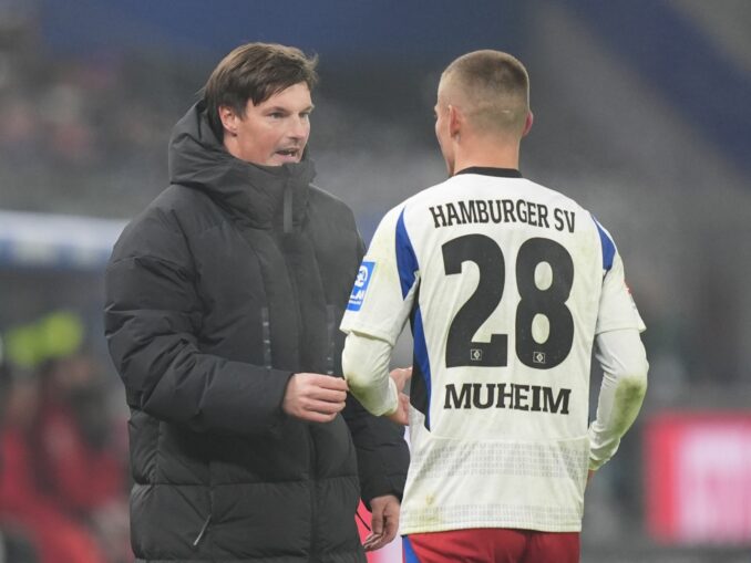 Wieder eine Option für die Party gegen Darmstadt: HSV-Trainer Merlin Polzin (l) spricht mit Hamburgs Miro Muheim.