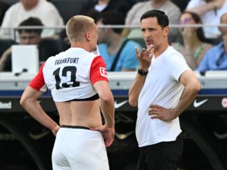 Auf Eintracht Frankfurt um Coach Dino Toppmöller (r) wartet am kommenden Samstag ein Showdown um die Champions-League-Qualifikation.