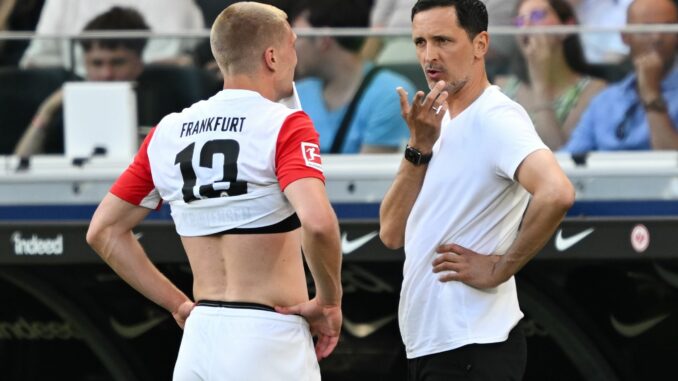 Eintracht Frankfurt - FC St. Pauli Auf Eintracht Frankfurt um Coach Dino Toppmöller (r) wartet am kommenden Samstag ein Showdown um die Champions-League-Qualifikation.