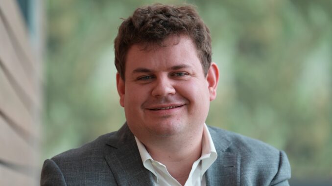 ChatGPT-Produktchef Nicholas Turley auf der Digitalmesse OMR Der Norddeutsche Nicholas Turley hat ChatGPT mit groß gemacht - und legt dennoch Wert auf smartphonefreie Zeiten.