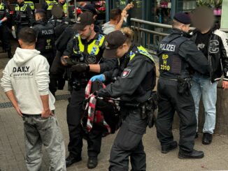 Beamte von Bundes- und Landespolizei kontrollieren am Hamburger Hauptbahnhof die Einhaltung des Waffenverbots - und stellen erneut auch Messer sicher.
