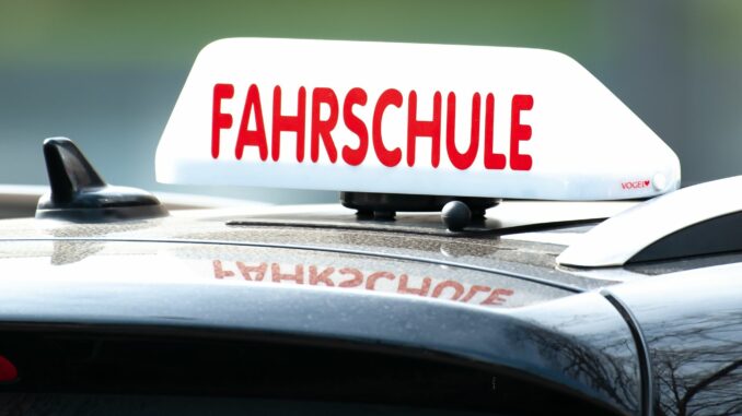 CDU fordert mehr Fahrprüfer für Hamburg 666 Mal verfiel in Hamburg im vergangenen Jahr eine bestandene theoretische Führerscheinprüfung, weil die praktische nicht fristgerecht abgelegt wurde. (Symbolbild)