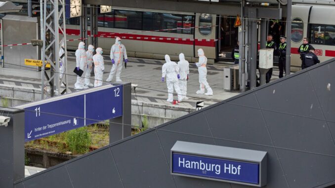 Mehrere Verletzte bei Messerangriff in Hamburg Die Polizei hat eine Frau unter Tatverdacht festgenommen.