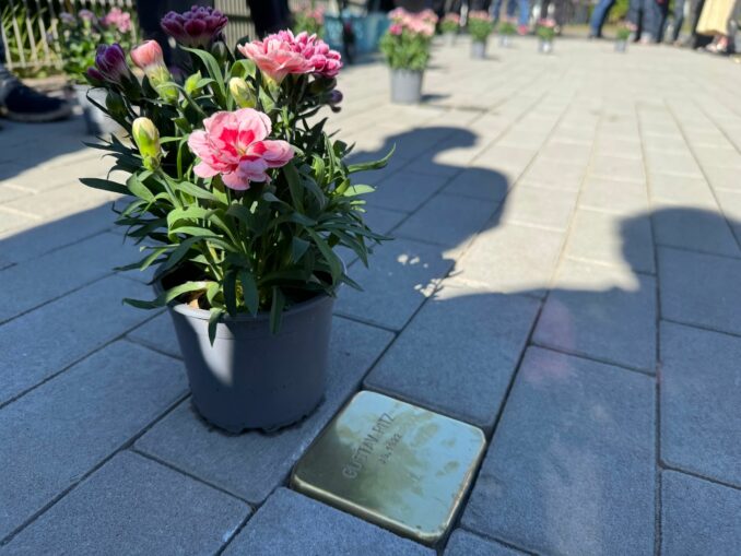Mit den Stolpersteinen soll an elf Marinesoldaten erinnert werden, die nach der Teilkapitulation am 5. Mai 1945 hingerichtet worden sind.