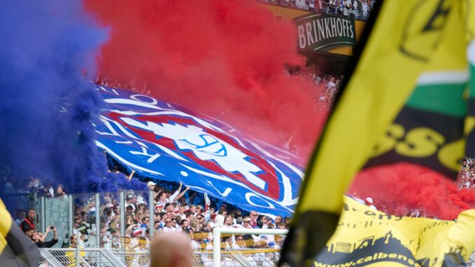 Borussia Dortmund - Holstein Kiel Fans von Holstein Kiel zündeten beim Abschied aus der Bundesliga ein Meer aus blau-roter Pyrotechnik.